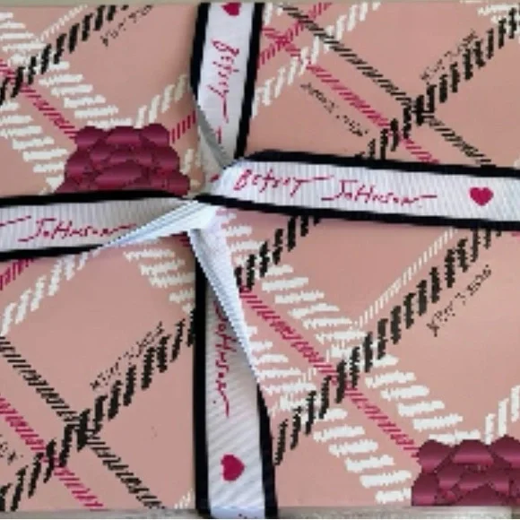 Betsey Johnson Cardholder Wallet and Black Hat with Yellow Pom Pom - Gift Boxed - Picture 8 of 8